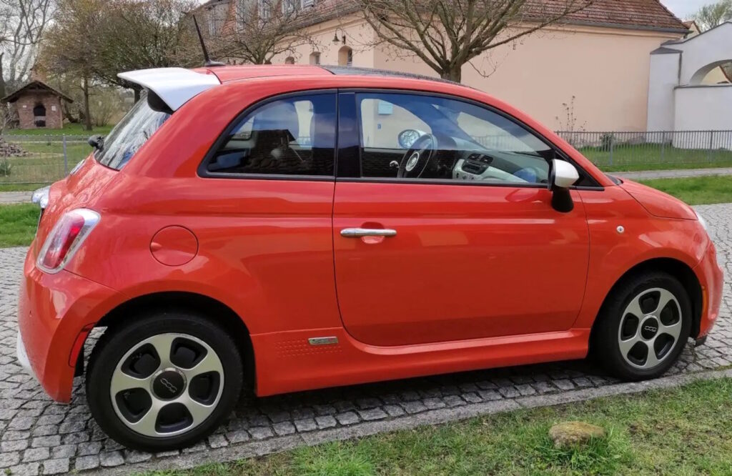 Seitenansicht des Fiat 500e California.