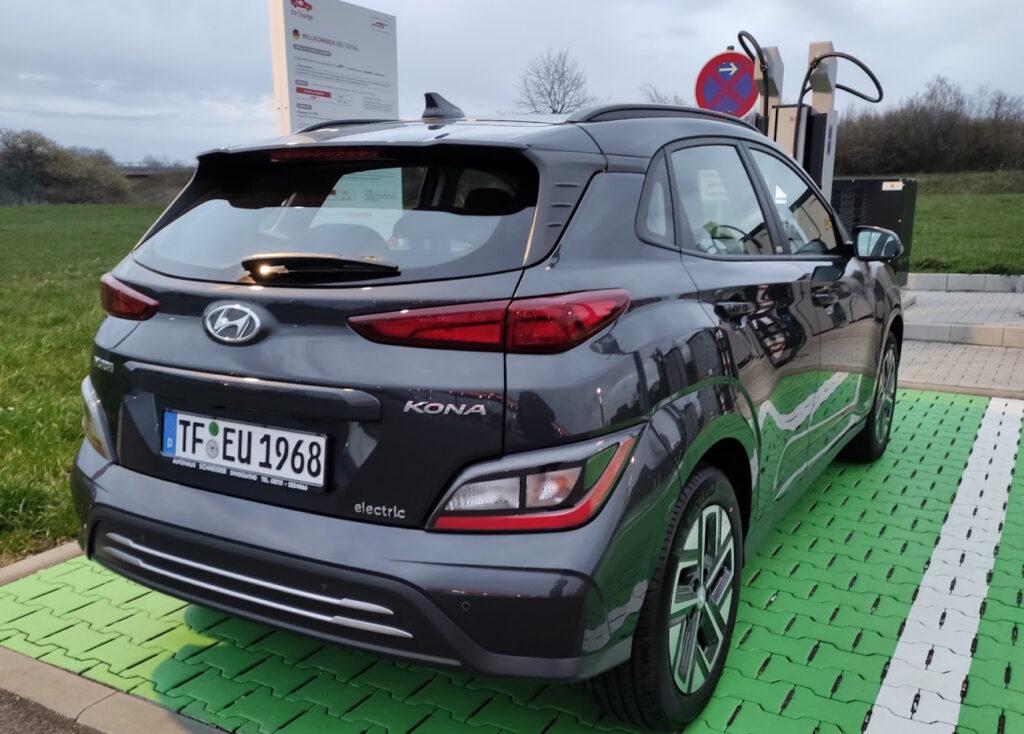 Der Hyundai Kona Elektro steht an einer Ladesäule auf dem Autohof in Heidegrund.