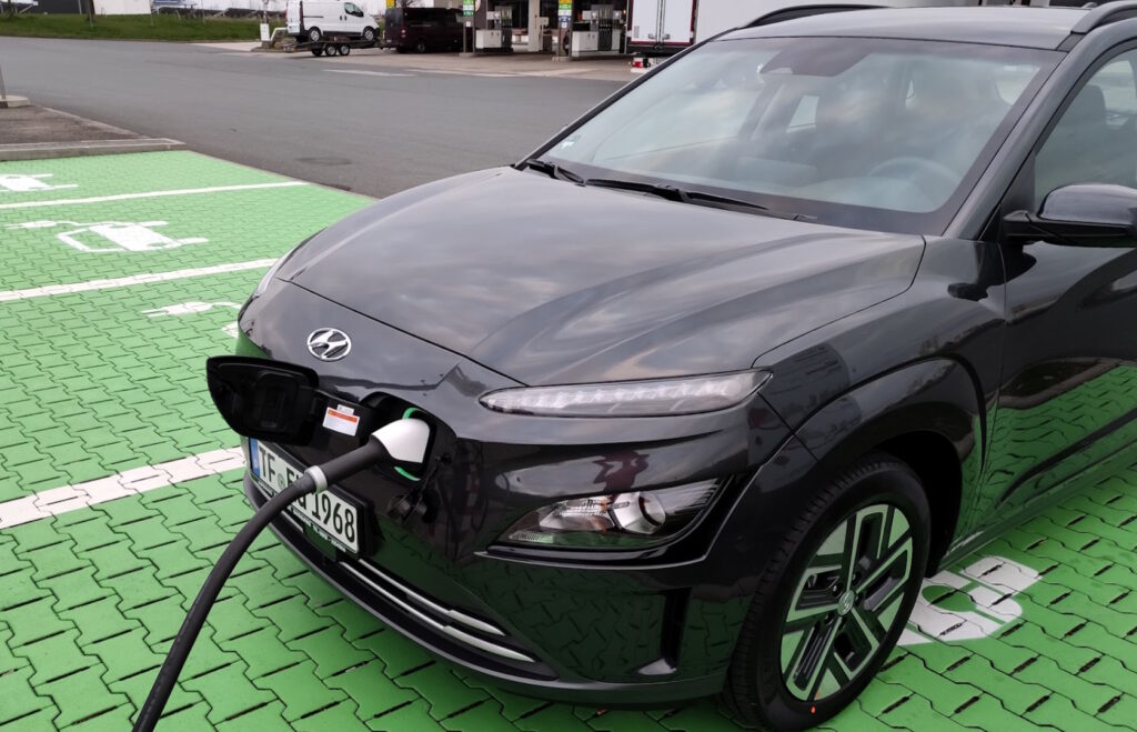 Der Hyundai Kona Elektro wird gerade geladen.