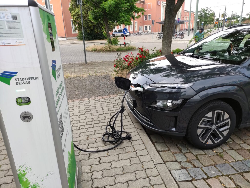 Hyundai Kona an der Ladesäule.