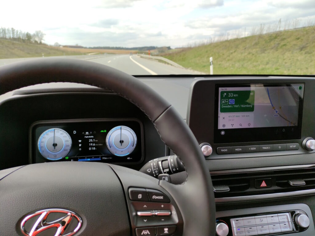 Das Cockpit des Hyundai Kona Elektro mit dem digitalen Kombiinstrument und dem 8 Zoll großen Touchscreen in der Mitte.