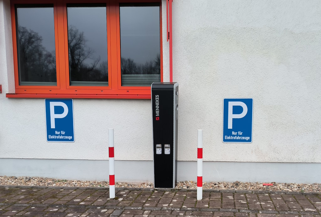 Eine Ladesäule am DRK-Gebäude in der Neuen Parkstraße.