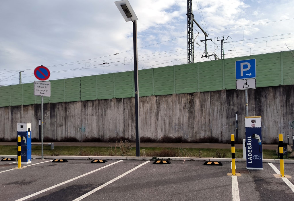 Zwei Ladesäulen auf dem Pendlerparkplatz am Bahnhof.