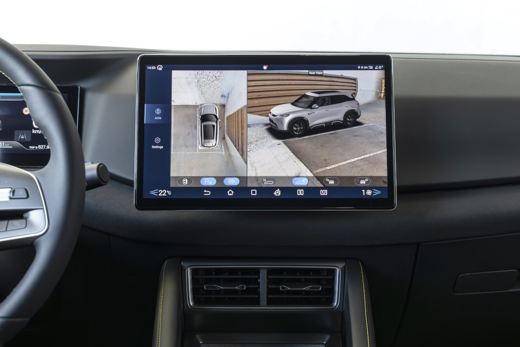 Blick auf das Mitteldisplay mit dem Entertainmentsystem des BYD Atto 3.